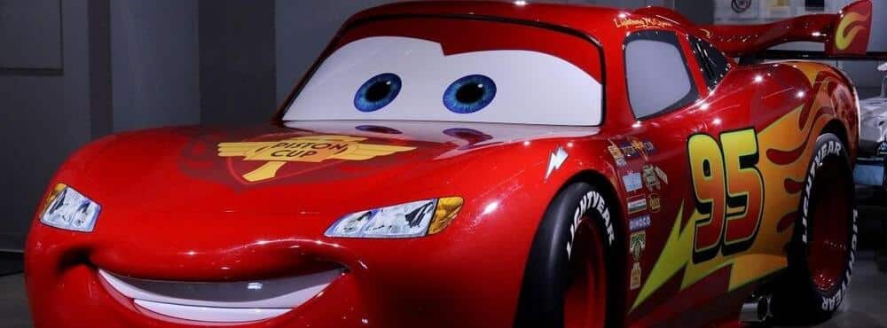En la foto se ve que coche es rayo mcqueen, además de mostrar su icónica expresión con sus ojos en la parte frontal del vehículo