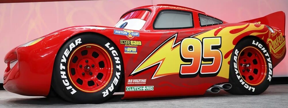 En la foto se muestra el coche que es rayo mcqueen con su característico color rojo