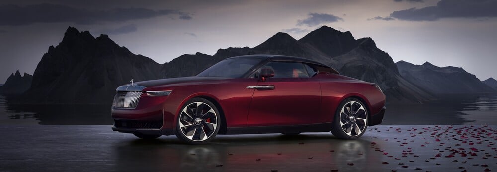 En la foto se ve un coche que ilustra el precio del Rolls Royce rojo 