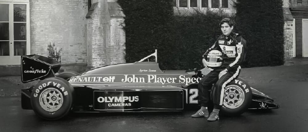 Ayrton Senna junto a su coche de Fórmula uno con el que ganó grandes campeonatos y por lo que se le rinde homenaje con la Torre Senna