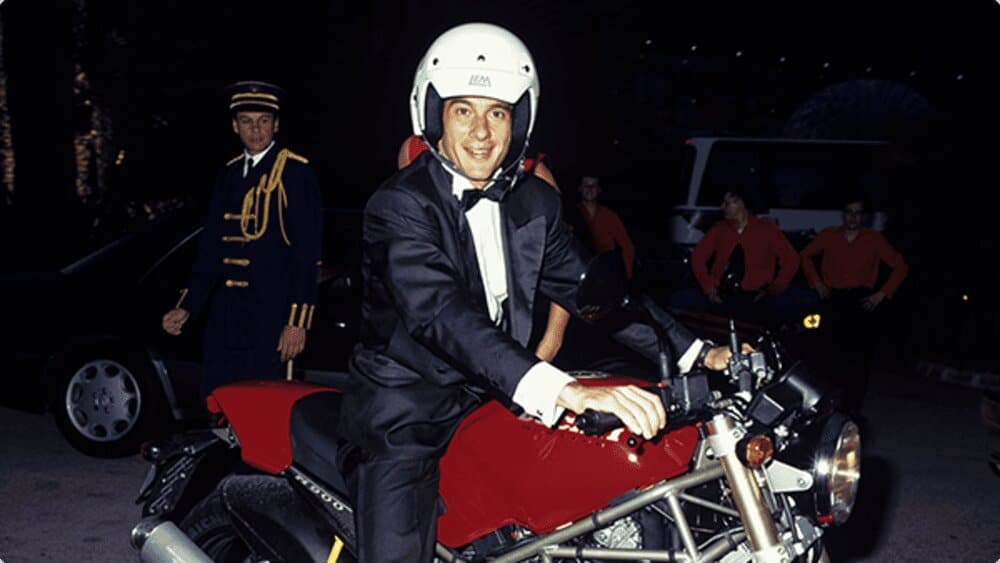 El gran piloto de F1, Ayrton Senna por lo que se le rinde homenaje con la Torre Senna en una moto