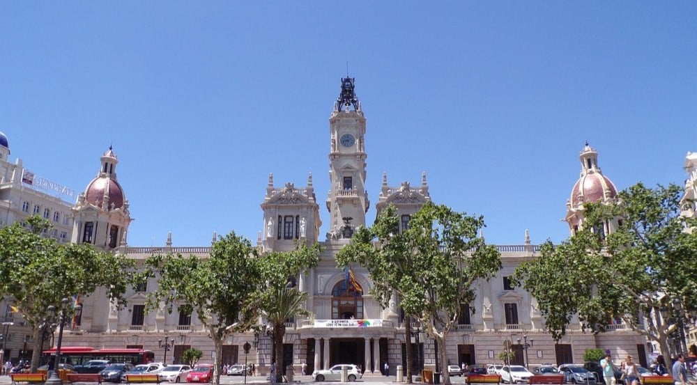 En la imagen aparece el Ayuntamiento de Valencia, propulsor de la Zona de Bajas Emisiones en Valencia