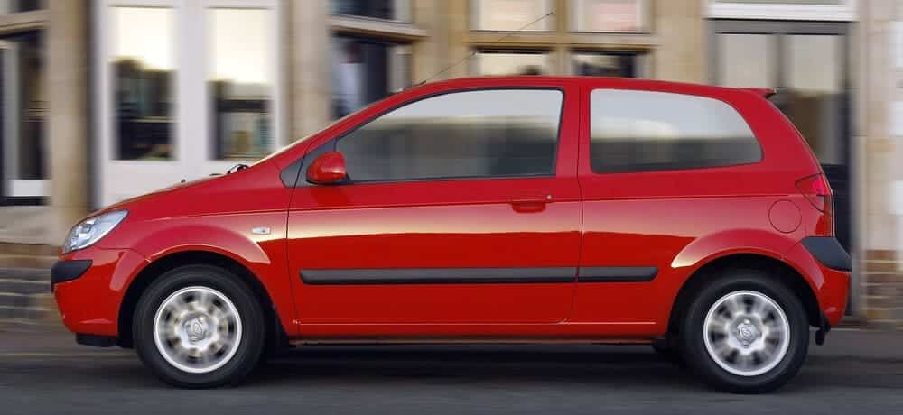 El Hyundai Getz en color rojo visto desde su lado izquierdo