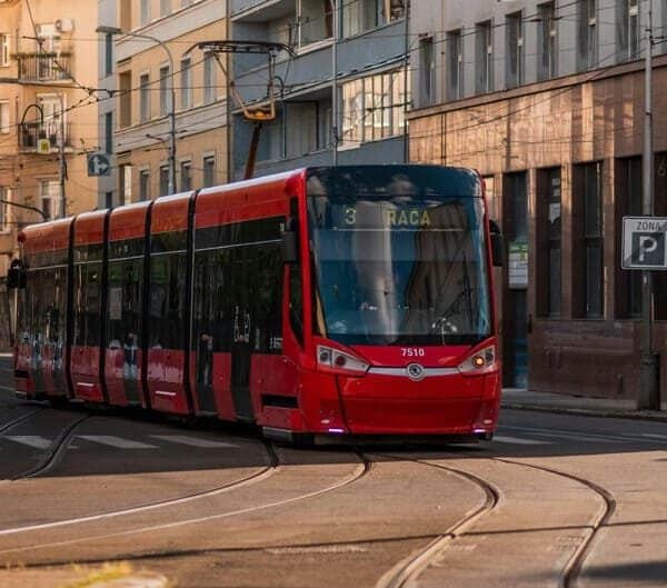 Semáforo de un tranvía que está circulando