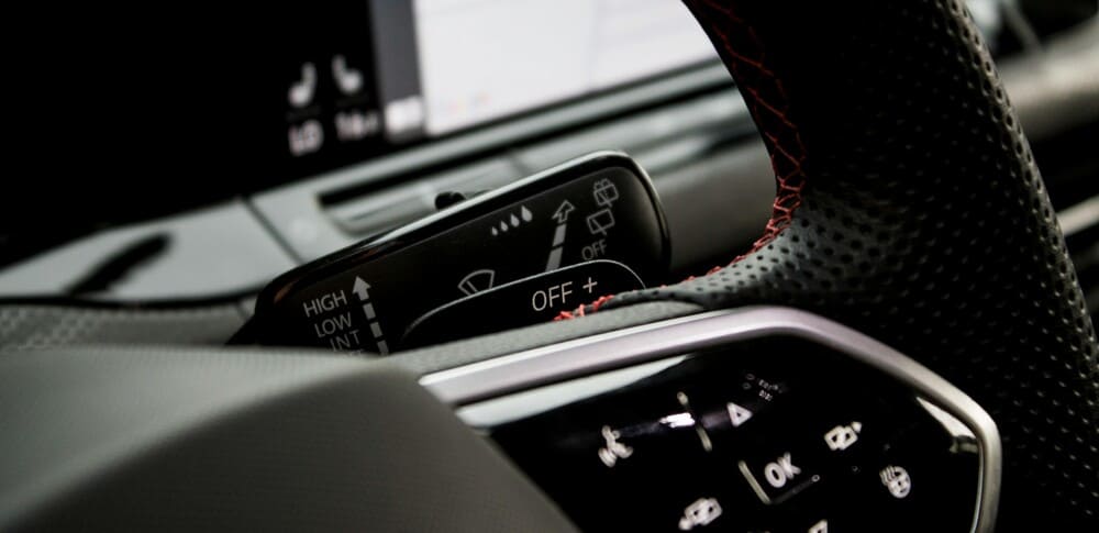 Botón para accionar la escobilla limpiaparabrisas del coche