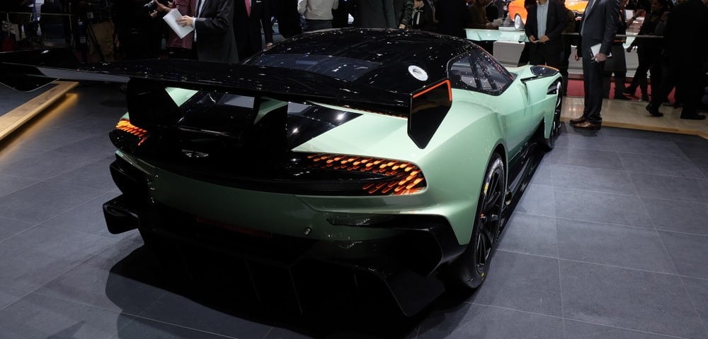 Aston Martin Vulcan por la parte trasera expuesto en una feria