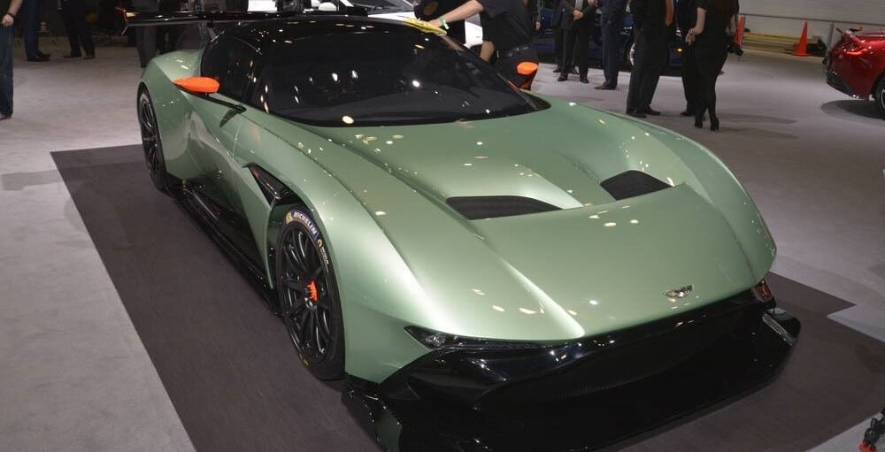 Aston Martin diseño exterior expuesto en una feria