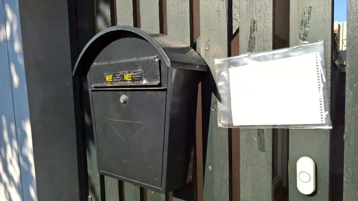 Buzón de correo con el dibujo de un sobre