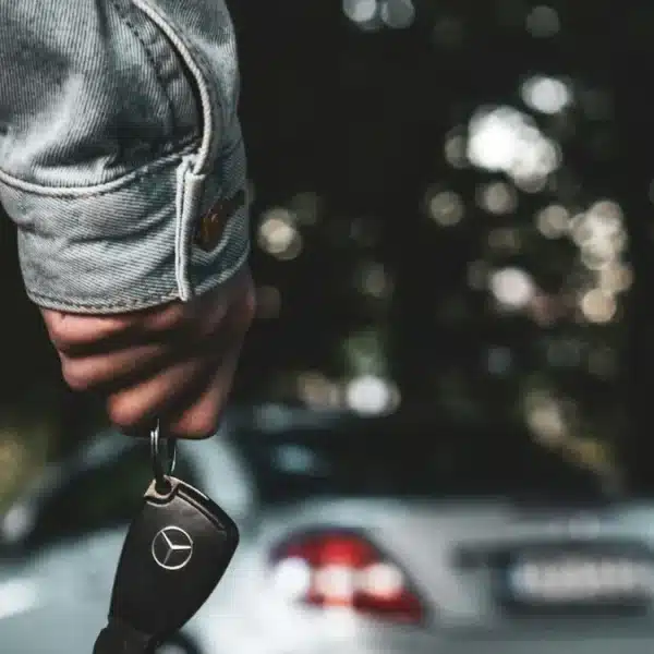 Comprador sosteniendo la llave de su coche tras completar la transferencia