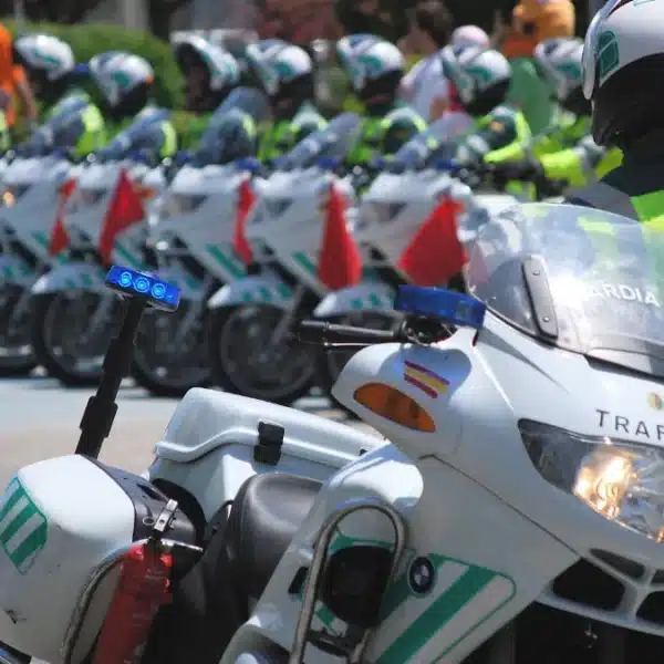 Agentes de la Guardia Civil de Tráfico en carretera
