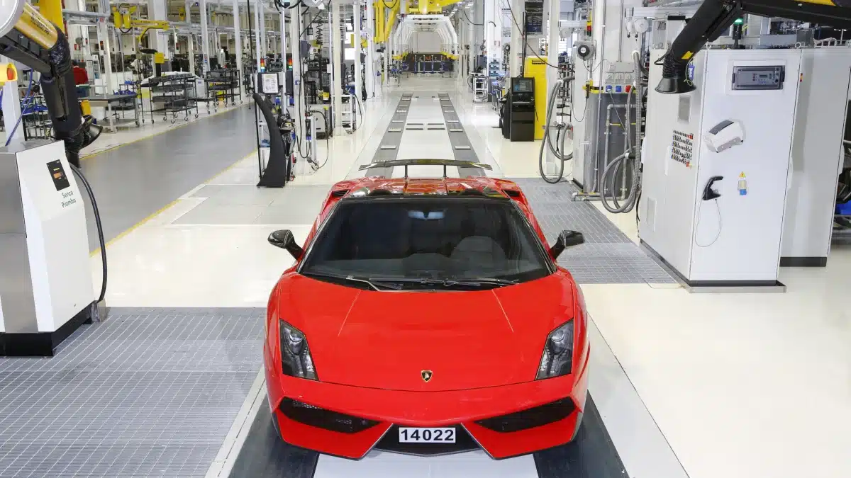 Lamborghini Gallardo rojo en la línea de montaje de la fábrica de Sant'Agata Bolognese