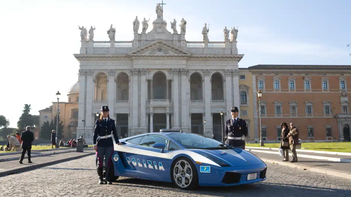 Dos Lamborghini Gallardo de la Polizia italiana con sus agentes frente a una basílica