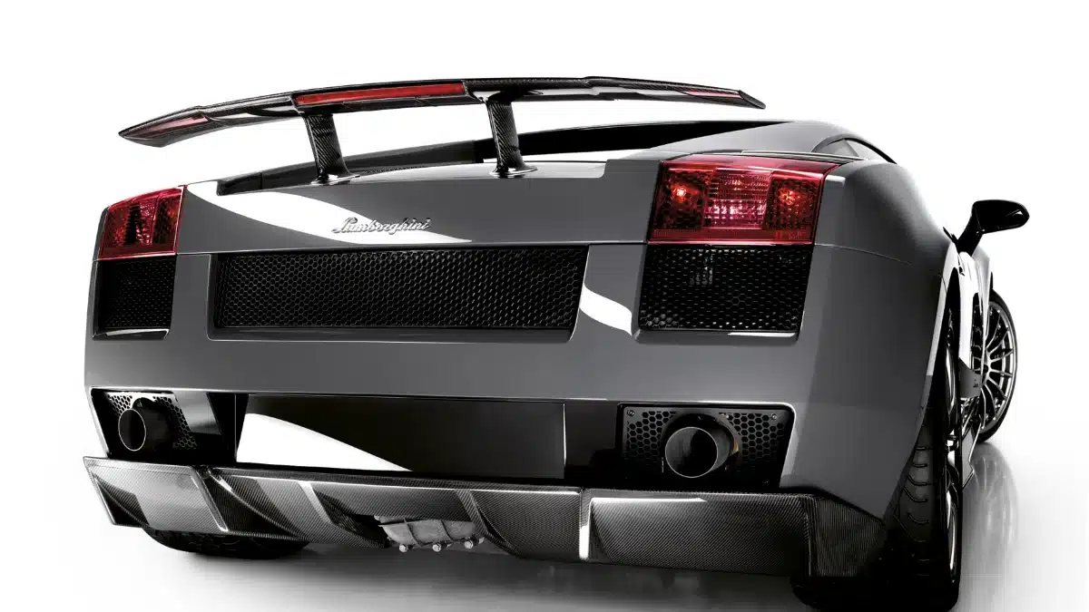 Trasera del Lamborghini Gallardo Superleggera gris con su alerón de fibra de carbono, en estudio
