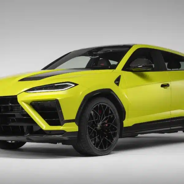 Lamborghini Urus SE Performante en tono verde lima, vista tres cuartos frontal sobre fondo de estudio