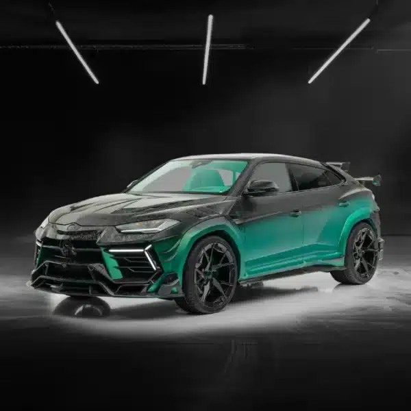 Mansory Venatus S en verde y carbono forjado, vista tres cuartos frontal de estudio