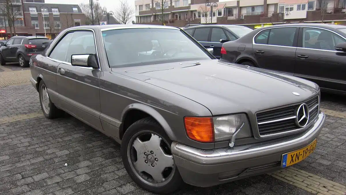 Mercedes-Benz 560 SEC (C126) de tres cuartos delantero