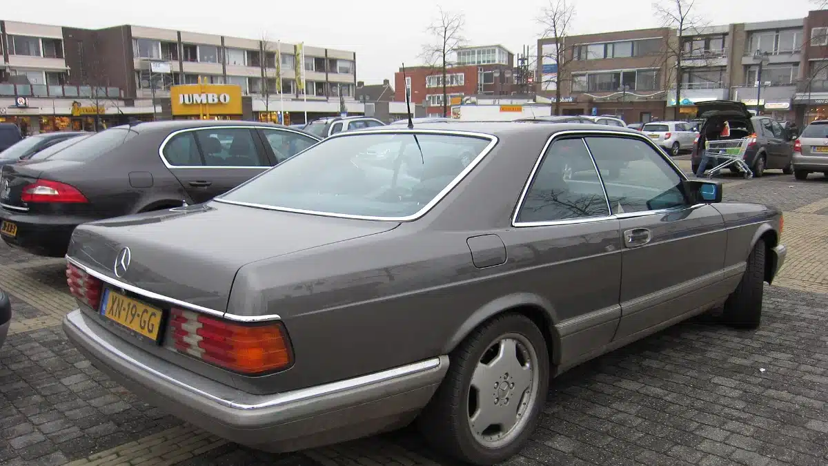 Mercedes-Benz 560 SEC visto de tres cuartos trasero