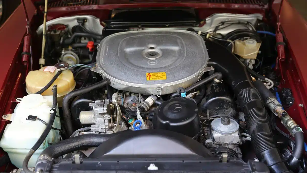 Vano motor con el V8 M117 de Mercedes