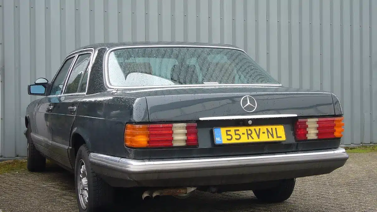 Mercedes-Benz 500 SE serie 1 con molduras acanaladas y llantas de 14 pulgadas