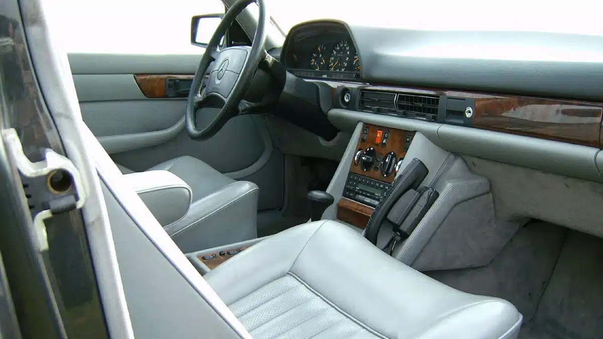 Interior y salpicadero del Mercedes-Benz W126 500 SEL
