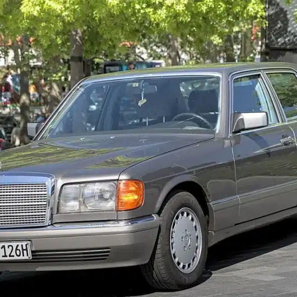 Mercedes-Benz Clase S W126 de tres cuartos delantero
