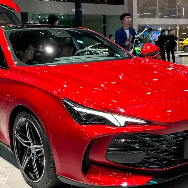 MG7 rojo en un salón del automóvil, vista tres cuartos frontal