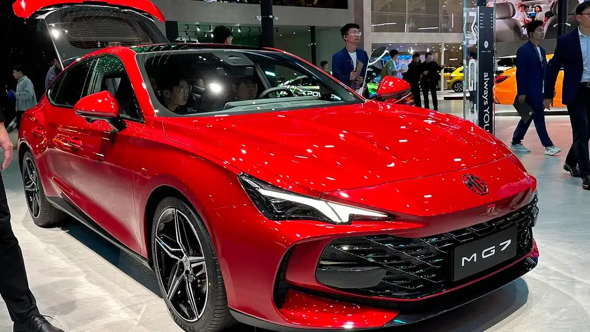 MG7 rojo en un salón del automóvil, vista tres cuartos frontal