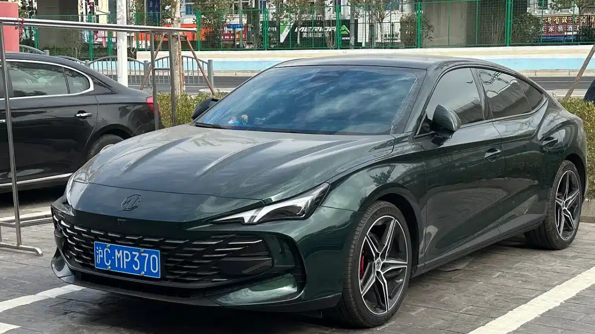 MG7 verde oscuro en vista lateral con silueta fastback