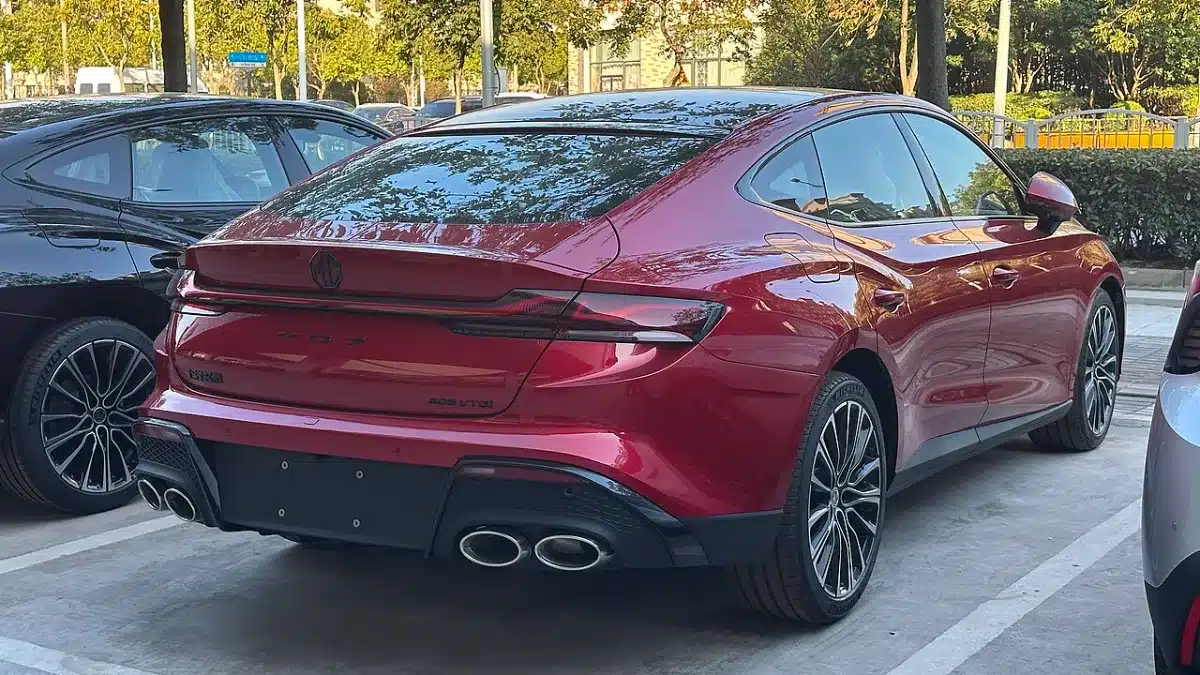 Zaga del MG7 rojo con difusor y cuatro salidas de escape