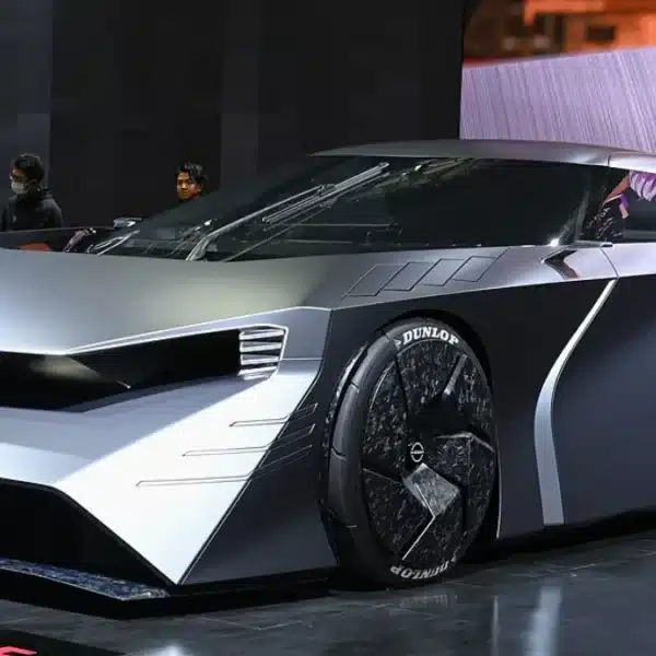 Concept Nissan Hyper Force en color plata, vista tres cuartos frontal