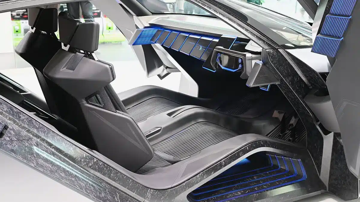 Interior futurista del concept Nissan Hyper Force con volante tipo yugo y pantallas