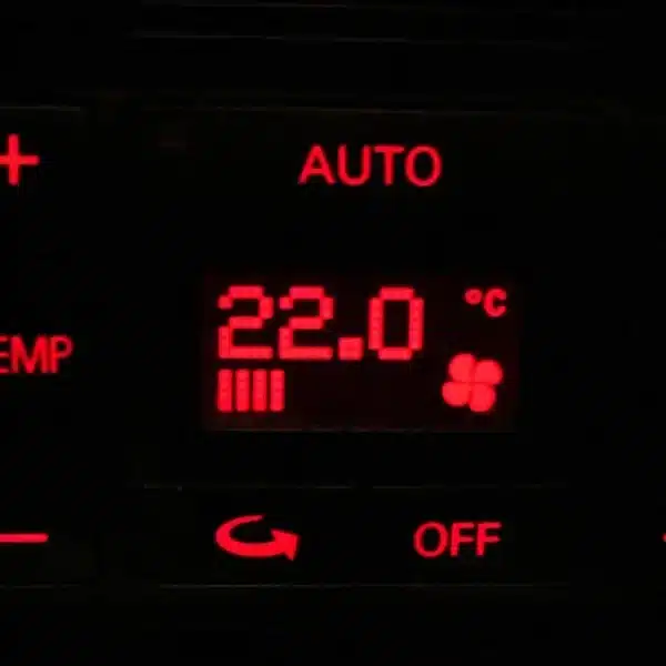 Panel del climatizador de un coche mostrando la temperatura