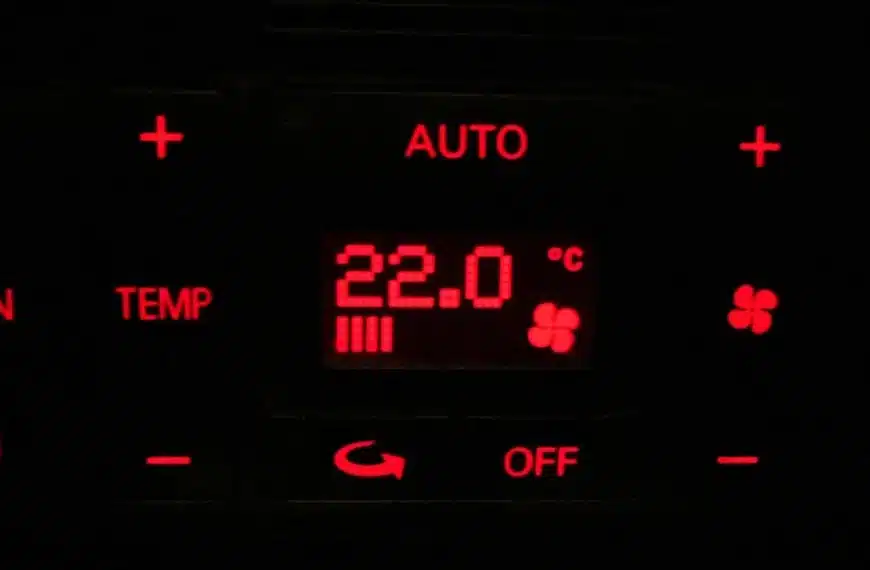 Panel del climatizador de un coche mostrando la temperatura
