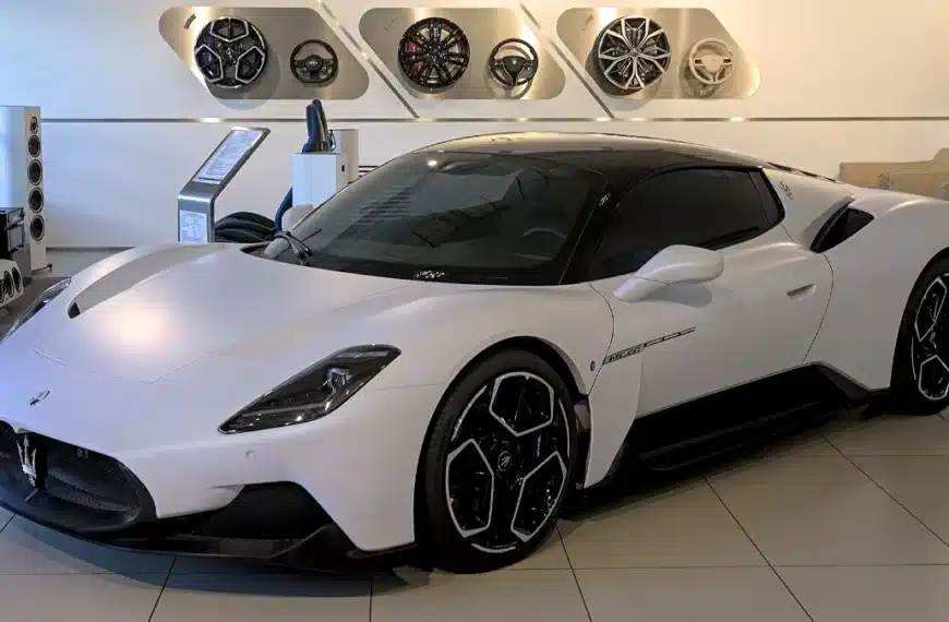 Maserati MC20 blanco, marca italiana del grupo Stellantis