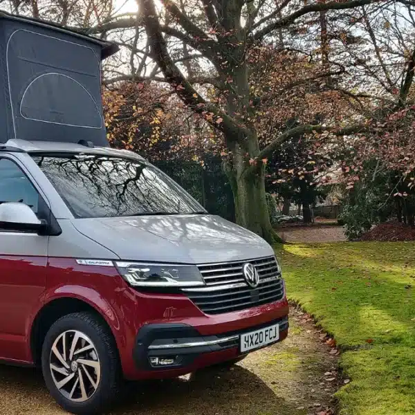 Volkswagen California Ocean T6.1 aparcada sobre césped, vista tres cuartos