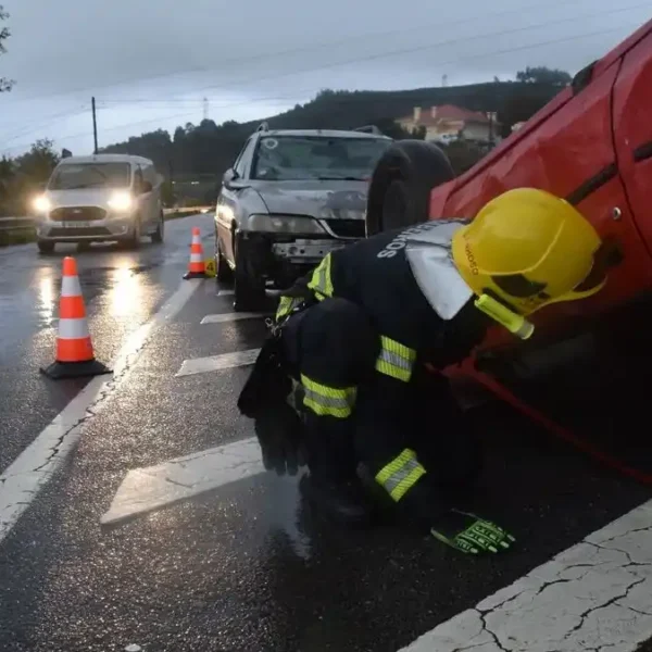 Profesionales ayudando en un accidente cuya víctima podrá llamar al 018