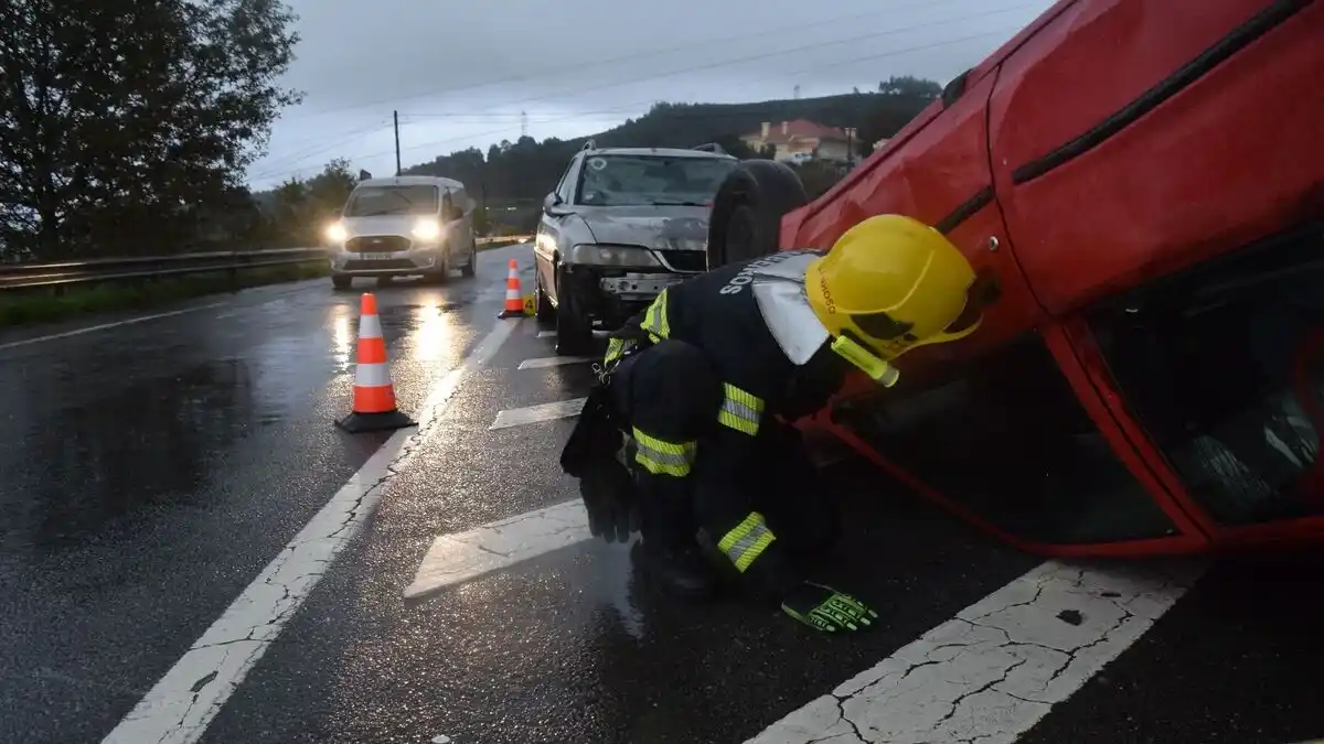 Profesionales ayudando en un accidente cuya víctima podrá llamar al 018