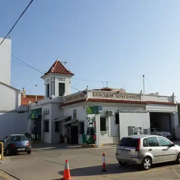 Estación de servicio en España con coches repostando