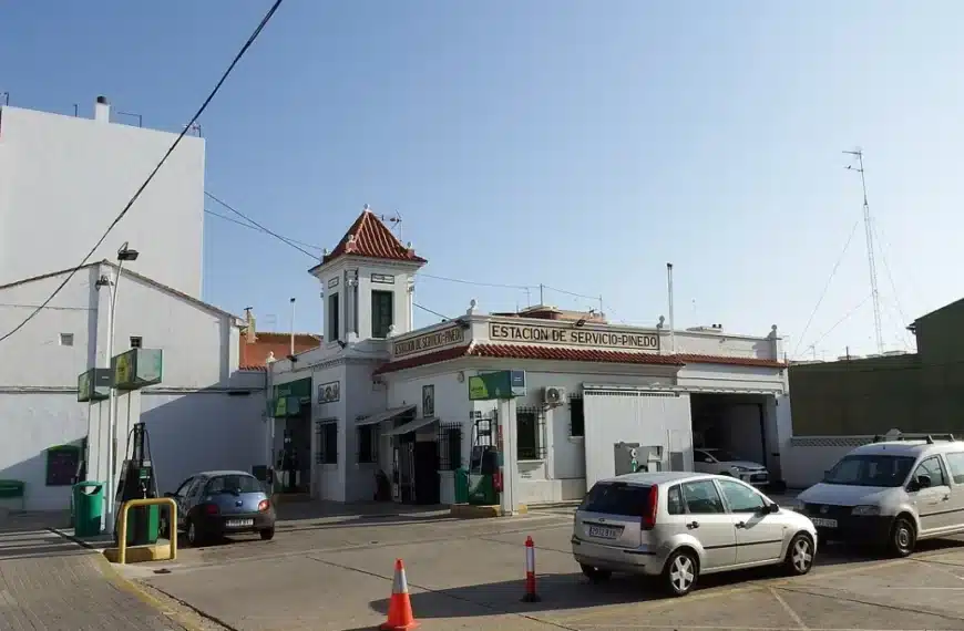 Estación de servicio en España con coches repostando