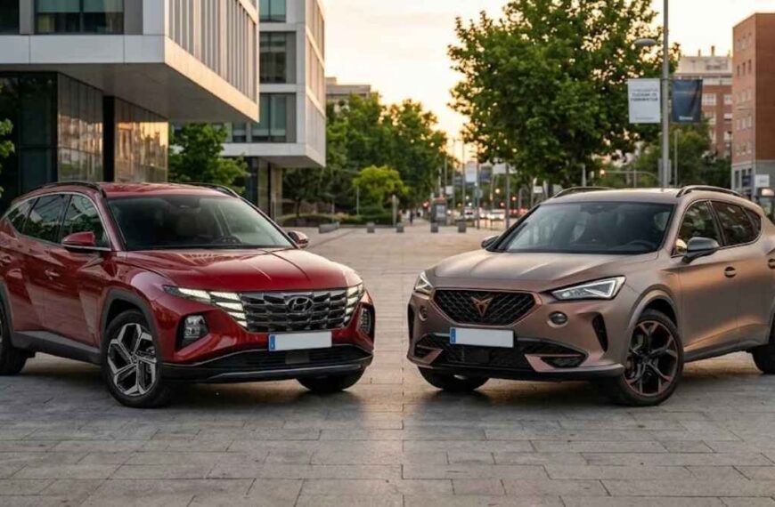 Comparativa frontal entre un Hyundai Tucson rojo y un Cupra Formentor gris mate estacionados en entorno urbano