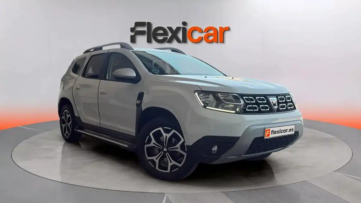 Dacia Duster de segunda mano de color gris expuesto en un concesionario