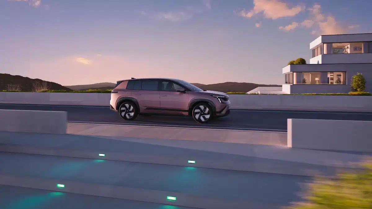 Skoda Peaq visto de perfil junto a una piscina al atardecer, con luz cálida reflejada en la carrocería