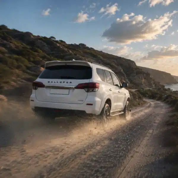 Galloper S15 circulando por un camino de tierra junto a la costa, el nuevo todoterreno de la marca