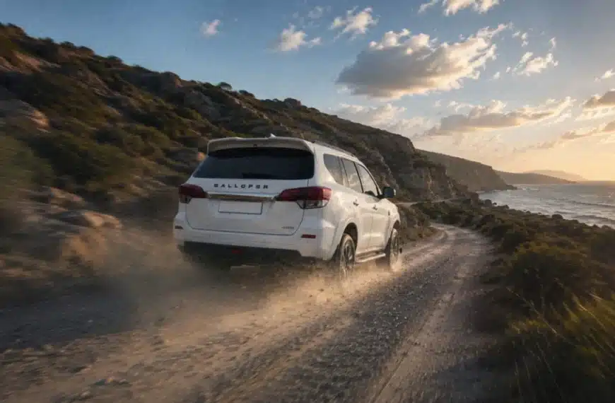 Galloper S15 circulando por un camino de tierra junto a la costa, el nuevo todoterreno de la marca