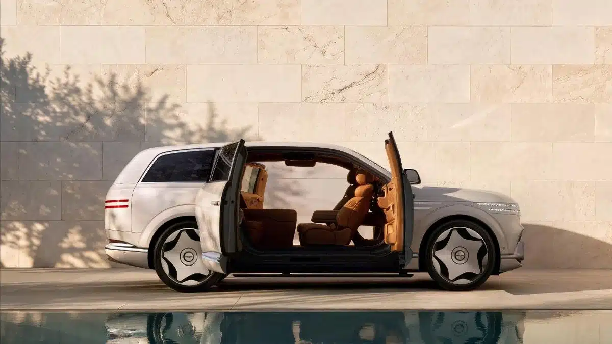 Genesis GV90 Neolun con las puertas Arch Gate abiertas junto a una piscina, mostrando el interior en cuero cognac