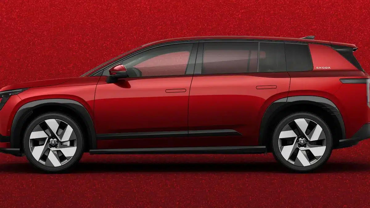 Skoda Peaq en acabado Sportline color rojo, vista lateral en estudio
