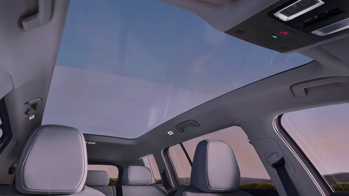 Interior panorámico del Skoda Peaq con techo solar y asientos de la segunda y tercera fila