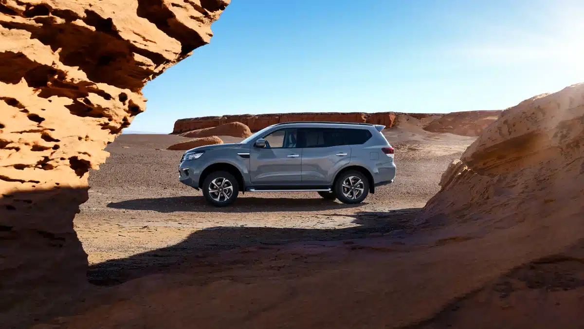 Galloper S15 circulando por un paraje desértico rocoso, el todoterreno de Galloper Ibérica