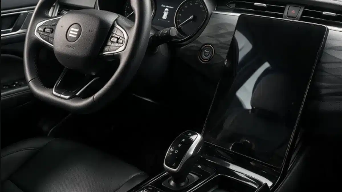 Interior del Galloper S15 con volante, pantalla táctil vertical y palanca de cambios, vista desde el asiento del conductor