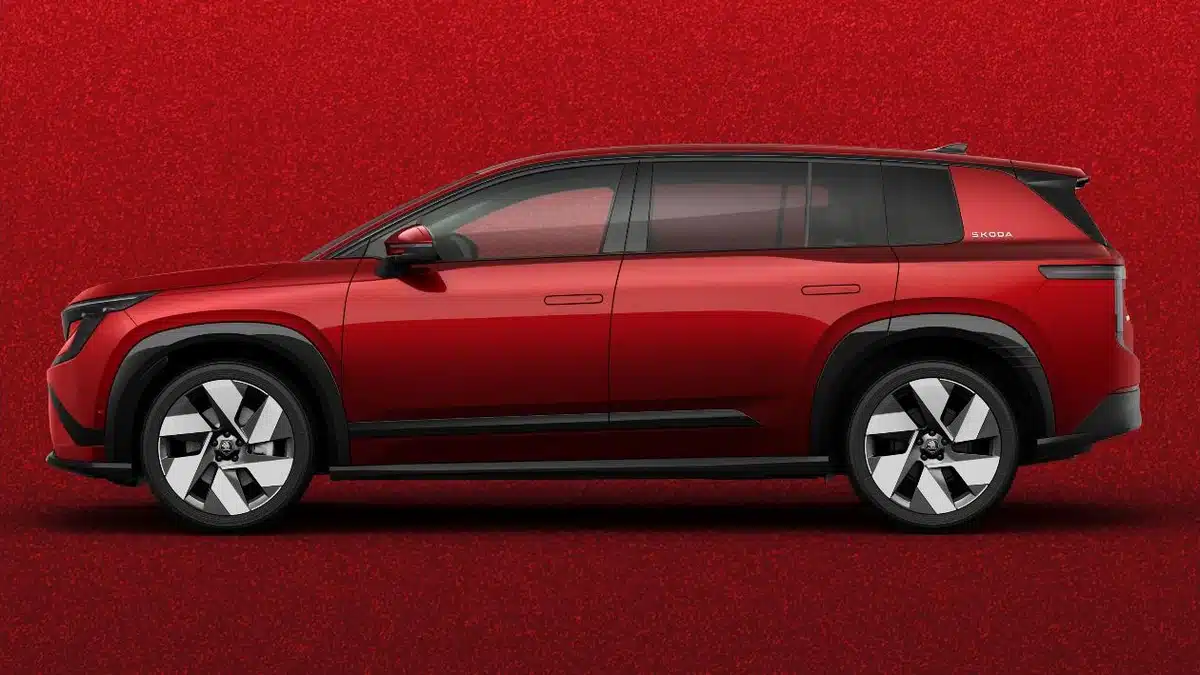 Skoda Peaq visto de perfil sobre fondo rojo en un decorado de estudio
